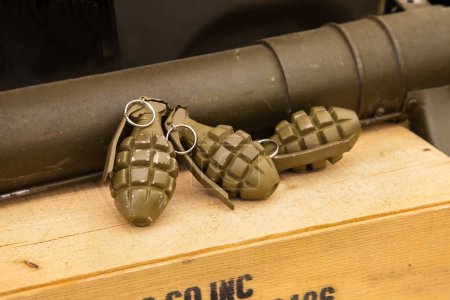 Foto de Ww2 granadas de mano y bazooka - Imagen libre de derechos
