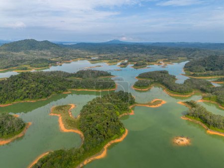 Téléchargez les photos : Vue aérienne de l'attraction touristique Ulu Kasok Riau, le Raja Ampat aspirant dans la province de Riau, île de Sumatra, Indonésie. - en image libre de droit