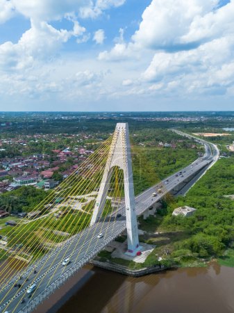 Téléchargez les photos : Vue aérienne par drone du pont Siak IV (pont Abdul Jalil Alamuddin Syah) au-dessus de la rivière Siak (Sungai Siak) à Pekanbaru, Riau, Indonésie - en image libre de droit