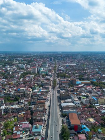 Téléchargez les photos : Vue Aérienne De L'horizon De La Ville De Pekanbaru. La capitale de la province de Riau avec de nombreux bâtiments résidentiels. - en image libre de droit