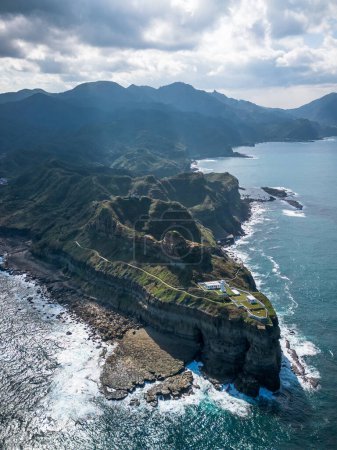 Téléchargez les photos : Vue aérienne du phare de Bitoujiao, un paysage célèbre de Taiwan coin nord-est. Vue aérienne à Bitoujiao cape, Ruifang district, New Taipei, Taiwan. - en image libre de droit