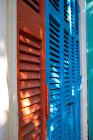 Téléchargez les photos : Beaux volets lumineux colorés et authentiques rouges et bleus d'anciennes maisons. - en image libre de droit