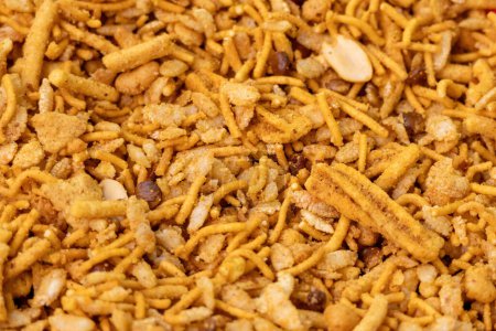 Reiche und würzige Snacks Mixed Chanachur Hintergrund. Nahaufnahme von Bangladesch Crispy Food Bombay oder Ruchi Classic BBQ Chanachur.