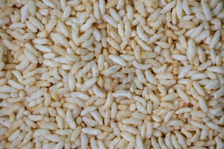 Fond de riz soufflé blanc. Il s'agit d'aliments secs et est également connu sous le nom de murmura, muri, ou parmal.