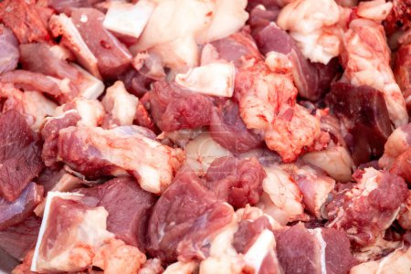 Tranches de boeuf frais fond. La viande rouge est une riche source de protéines qui aide à construire vos muscles et à augmenter votre poids.
