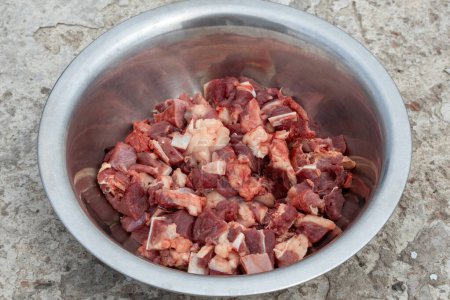 Frische Rindfleischscheiben auf einer Stahlplatte. Rindfleisch ist eine hervorragende Eiweißquelle und liefert 10 lebenswichtige Nährstoffe, darunter B-Vitamine, Zink und Eisen, die einen aktiven und gesunden Lebensstil unterstützen..
