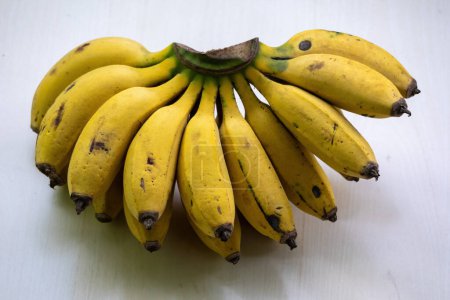 Ein Bund reifer gelber Bananen. Bananen sind gesunde Früchte, sie können eine gute Nährstoffquelle sein. Es enthält Kalium, Magnesium, Vitamin B6, Ballaststoffe, Tryptophan und Antioxidantien.