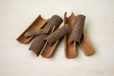 Bâtonnets de cannelle (Cinnamomum verum) sur un fond en bois. Condiment aromatique pour la cuisson.