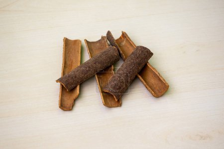 Bâtonnets de cannelle sur un fond en bois. Condiment aromatique pour la cuisson.