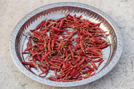 Sonnengetrocknete rote Chilischoten in einem Gericht zur Herstellung von Chiliflocken oder Chilipulver