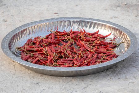 Sonnengetrocknete rote Chilischoten oder rote Paprika in einem Gericht zur Herstellung von Chiliflocken oder Chilipulver