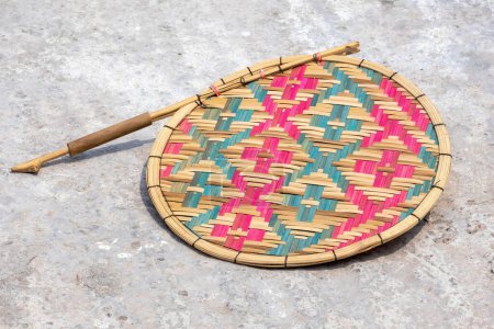 Abanico manual hecho a mano de caña de bambú. Localmente en Bangladesh, se llama Sombrero Pakha.