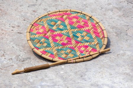 Abanico manual tradicional hecho a mano de caña de bambú. Localmente en Bangladesh, se llama Sombrero Pakha.