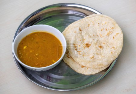 Bengalische beliebteste Mahlzeit Dal und Roti in einem Gericht. Traditionelle Lebensmittel aus Bangladesch und Indien. Leckere und gesunde asiatische Küche.