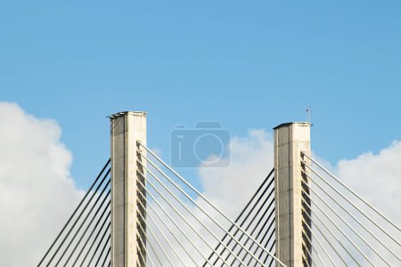 Foto de Cables y estructura de hormigón de un puente remanente. - Imagen libre de derechos