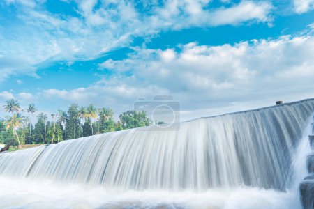 Ein schöner Blick auf einen Wasserfall von einem Kontrolldamm in Kerala, Indien. Ein Landschaftsbild mit reinem Wildwasser, das in einem Fluss fließt