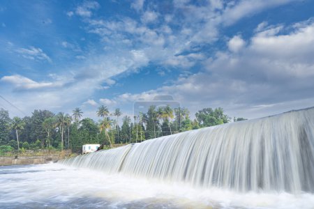 Ein schöner Blick auf einen Wasserfall von einem Kontrolldamm in Kerala, Indien. Ein Landschaftsbild mit reinem Wildwasser, das in einem Fluss fließt