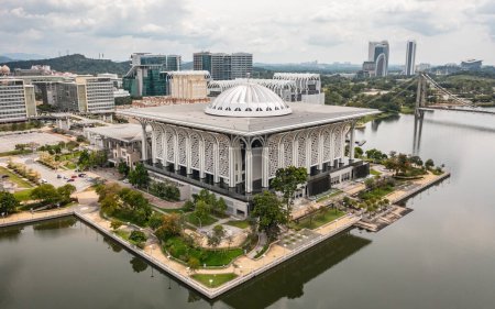 Foto de Tuanku Mizan Zainal Abidin Mosque in Putrajaya. Aerial view - Imagen libre de derechos