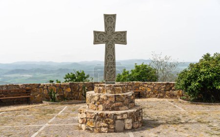 Una cruz cristiana en el territorio del monasterio de San Pedro y San Pablo. Monasterio de San Pedro y San Pablo en Bolnisi Municipio de Kvemo Kartli región de Georgia