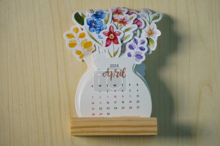 Calendario de escritorio para abril 2024, diseño floral 