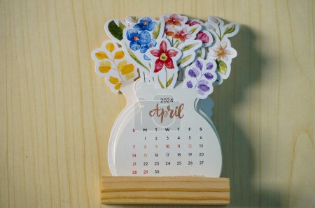 Calendario de escritorio para abril 2024, diseño floral 