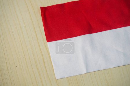 Bandera de Indonesia aislada sobre fondo de madera