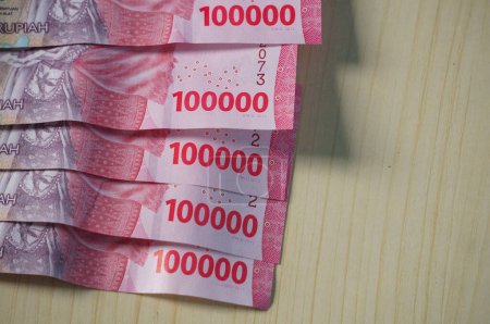 Rupia indonesia la moneda oficial de Indonesia. Uang 100.000 Rupiah, IDR 100.000, Banco Indonesia