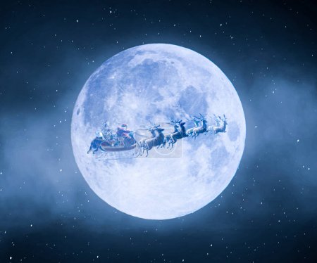 Téléchargez les photos : Clause Père Noël et son traîneau de rennes sur la lune avec des cadeaux photoshop manipulation - en image libre de droit