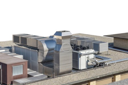 Téléchargez les photos : Système de ventilation sur le toit d'un bâtiment industriel sans fond pour le copyspace - monobloc à côté d'un refroidisseur refroidi à l'air - en image libre de droit