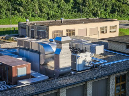Téléchargez les photos : Système de ventilation et refroidisseur sur le toit d'un bâtiment industriel (monobloc) - en image libre de droit