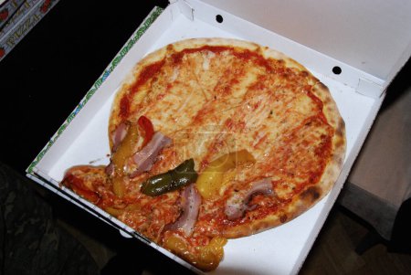 Téléchargez les photos : Boîte à pizza lâchée du livreur - en image libre de droit