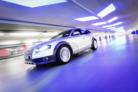 Téléchargez les photos : Dietlikon, Zurich, Suisse - 05.09.2017 - Audi A4 quattro 3.0 TDI en mouvement baissée en argent - en image libre de droit