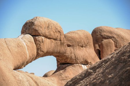 Téléchargez les photos : Vue panoramique sur les célèbres formations rocheuses des montagnes de spitzkoppe - en image libre de droit
