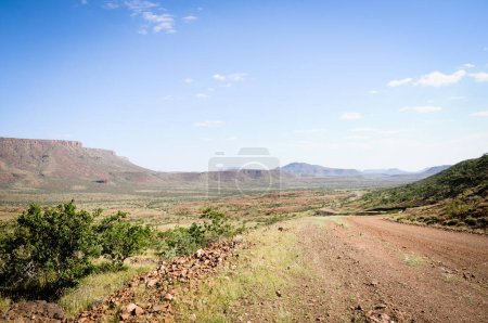 Foto de Grootberg pasar en kunene a kamanjab, desierto se vuelve verde en primavera en Namibia - Imagen libre de derechos