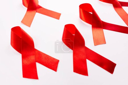 Foto de Cintas rojas VIH, SIDA sobre fondo blanco, Sensibilización, Top view. - Imagen libre de derechos