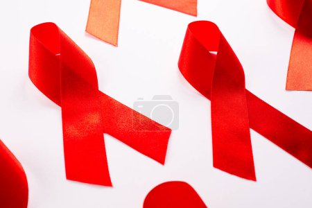 Foto de Cintas rojas VIH, SIDA sobre fondo blanco, Sensibilización, Top view. - Imagen libre de derechos