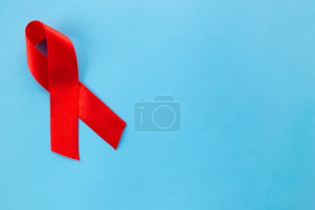 Foto de Cinta roja VIH, SIDA sobre fondo blanco, Conciencia, Vista superior. - Imagen libre de derechos