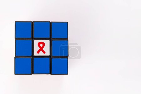 Foto de Cinta roja VIH, SIDA en Rubiks Cube, Conciencia. Vista superior. - Imagen libre de derechos