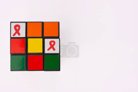 Foto de Cinta roja VIH, SIDA en el cubo de Rubiks, Conciencia, Vista superior. - Imagen libre de derechos