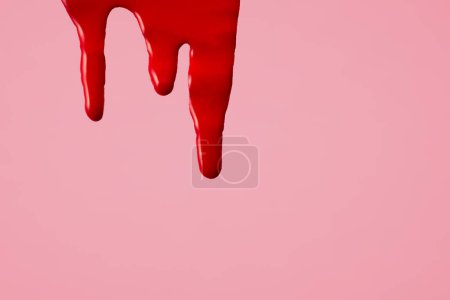 Du sang sur fond rose. Première période menstruelle concept, période du cycle menstruel.