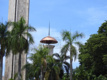 Téléchargez les photos : Tour avec paratonnerre à Sabilal Muhtaditn Grande Mosquée Banjarmasin - en image libre de droit