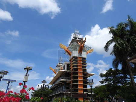 Téléchargez les photos : Vue latérale de la tour de câblage Banjarmasin - en image libre de droit