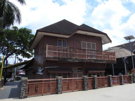 Foto de Original casa tradicional de madera de la tribu Banjar en Banjarmasin - Imagen libre de derechos