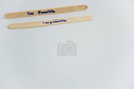 Téléchargez les photos : Messages manuscrits sur bâtonnets de crème glacée en gros plan comme un concept pour construire l'estime de soi - en image libre de droit