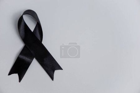 Téléchargez les photos : Ruban de condoléances sur fond blanc - en image libre de droit