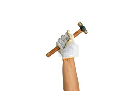 Téléchargez les photos : Mains portant des gants tenant et soulevant le marteau isolé le jour de travail blanc et heureux. Fête internationale. - en image libre de droit