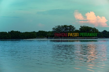 Téléchargez les photos : KEPULAUAN SERIBU - JAKARTA, 14 AVRIL 2024. une belle vue sur la plage de Pasir Perawan tôt le matin - en image libre de droit