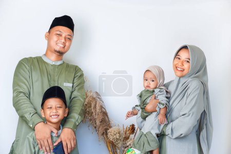 Un retrato de una familia musulmana feliz y sonriente celebrando Eid al-Fitr.