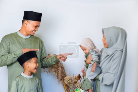 Un retrato de una familia musulmana feliz y sonriente celebrando Eid al-Fitr.