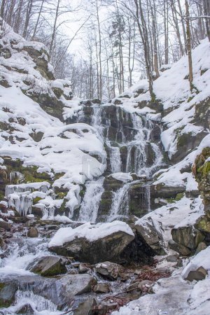 zimowy wodospad w górach Karpat Ukraińskich